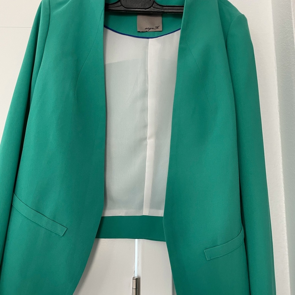 Aryn K-cropped jacket. Green